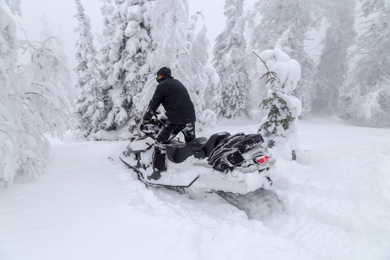 Снегоход застрял в снегу